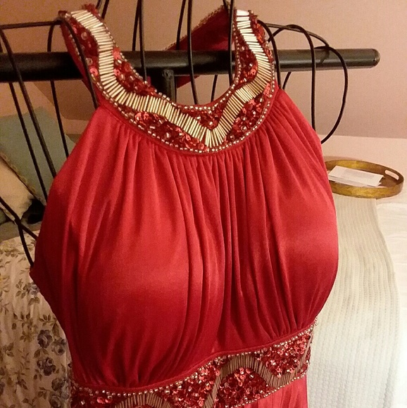 Red Gown - Picture 3 of 3
